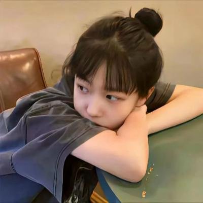 与一位女士合影
