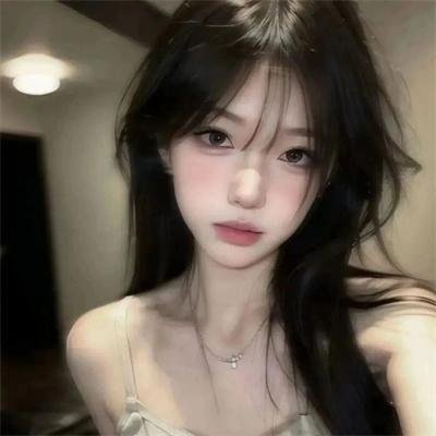 戴流苏耳环的少女